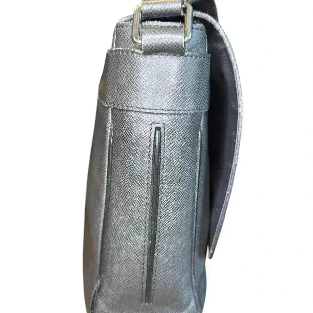 Louis Vuitton Taiga Roman MM Shoulder Bag Messager  Crossbody Bag.